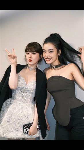 8.9K views · 500 reactions | Beautiful ladies taking photos together~ #赵露思 #zhaolusi #rosyzhao | 玛丽苏剧场 | Facebook