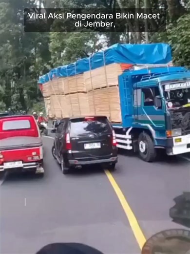 Sebuah video amatir merekam momen ketidaksabaran seorang pengendara mobil di kawasan Kaliwates, Jember, Jawa Timur. Akibat nekat menyalip di jalur kanan saat kondisi jalan sedang padat, mobil MPV berwarna hitam dengan pelat nomor P 1816 GU tersebut justru terjebak dan memicu kemacetan. #tiktokberita #harianbangsa #bangsaonline