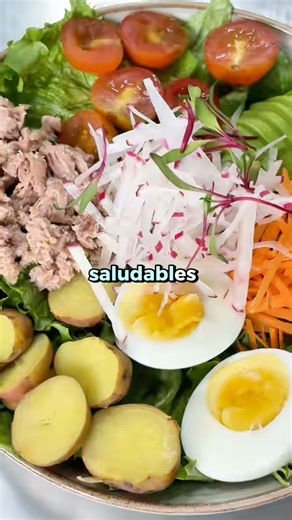Si uno de tus propósitos este 2026 es comer saludable, nuestras ensaladas son una excelente opción porque aparte de nutritivas son contundentes 😋 Aquí te presentamos nuestra deliciosa ensalada PAR! 🥗 Pruébalas aquí en Av. Palermo 540-La Victoria #ensaladas #ensaladasaludable #comidasaludable | PAR Café Restaurante de Fruta Loca