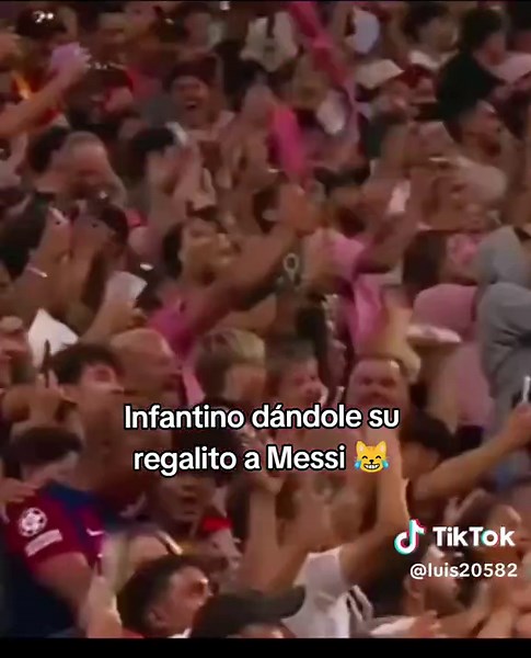 la princesa de la FIFA Messi resive su tiró libre Inter de Miami #messi #pessi #messilovers #infantino #interdemiami #futbol⚽️ #memes #barcelonafc #princesadelafifa #messilovers #cules #pessidog #fifa