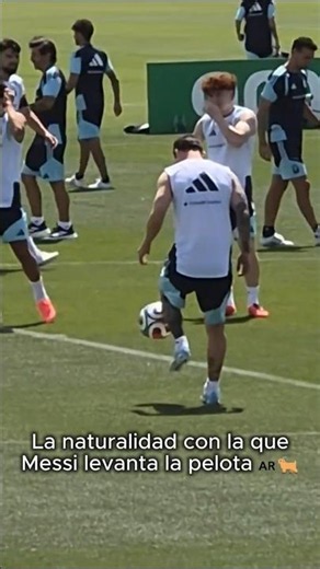 The natural ease with which Messi lifts the ball 🇦🇷🐐