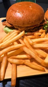 🍔 Prøv vores specialitet: kyllingeburger i Fredericia hos Spice & Slice! Saftig kyllingefrikadelle med vores egne krydderier serveret i en blød briochebolle 💛 Perfekt til takeaway og middag med venner eller familie. 🍔 Try our specialty chicken burger in Fredericia at Spice & Slice! Juicy chicken patty with our own spices served on a soft brioche bun 💛 Perfect for takeaway or a meal with friends and family. #SpiceAndSlice #KyllingeburgerFredericia #TakeawayFredericia #BriocheBurger #Hjemmelav
