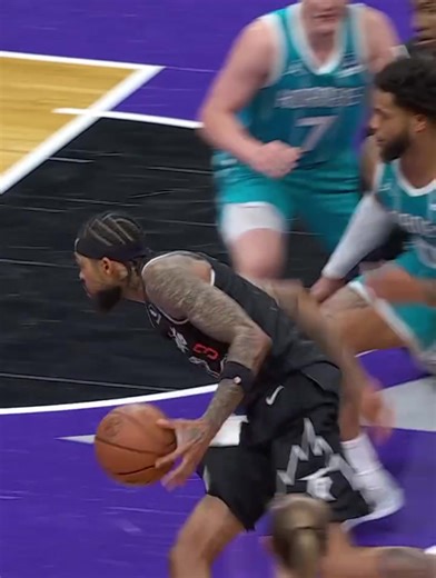 Brandon Ingram with the poster slam 💪🏾💪🏾💪🏾