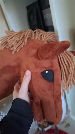 coucou tout le monde j'ai fait un collier de chasse pour ma petite pin-up je l'ai fais en feutrine je l'ai coller au pistolet a colle j'ai pris une chaine de colier et un anneau de porte clé et voilas 💯 #hobbyhorse #hobbyhorse #colierdechassecréation #hh #hobbyhorse