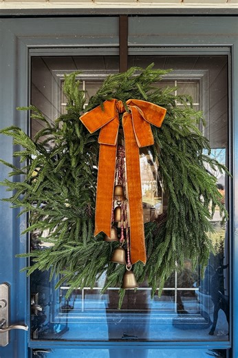 Bow-tiful! 🎁 This dramatic loopy bows are so gorgeous! Use them on wreaths, garlands, your Christmas tree and as gift toppers! Save this tutorial!!! | The Rural Legend