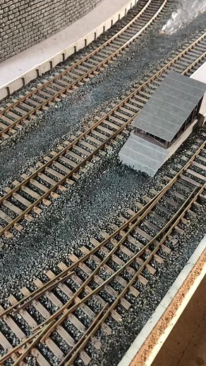 Täglich ein neues Video auf YouTube vom 01.12.2022 - 24.12.2022! Jetzt NOCH YouTube-Kanal abonnieren @NOCHGmbH In unserer Videoreihe im Advent zeigen wir Ihnen, wie Sie Schritt für Schritt eine Profi-Anlage gestalten. Für die Grundplatte verwenden wir den Easy-Track Trassenbausatz „Martinstadt“. In Folge 3 dreht sich alles um eine realistische Gleisgestaltung - wir altern die Gleise und setzten die ersten Laser-Cut minis Bausätze in die Landschaft ein. | NOCH Modell-Landschaftsbau