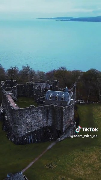 DUNSTAFFNAGE CASTLE 🏴󠁧󠁢󠁳󠁣󠁴󠁿 Standing atop a rock outcrop three miles north of Oban, Dunstaffnage Castle is an impressive fortification overlooking what was once the most important junction on the sea-lanes off the west coast of Scotland. The strategic location, and the presence of such an inviting lump of rock on which to build, means that this has been a defended site for nearly 1,500 years. In the 600s the Kings of Dalriada, the Kingdom of the Scots who migrated to Argyll from Ireland, 