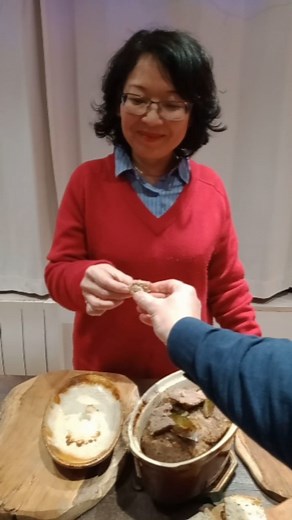 Je goute la cuisine de son mari ! Une recette simple de paté de porc peu gras, à manger chaud ou froid. 1,8 kg de viande de porc (épaule ou échine) 100g de pain grillé 25g de sel 10g de poivre 2 feuilles de laurier Oignons caramélisés: 300g d'oignons 30g de beurre 3g de sel | Cooking with Morgane