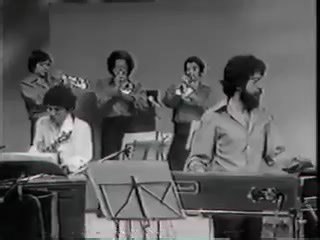 🔥🎶 Jimmy Salcedo presenta a La Colombia All Stars – “El Emigrante Latino” 🎤 Voz: Juan Piña ⚠️ No poseo los derechos de la música. Publicación solo con fines culturales y de difusión. 🌎 Contexto A mediados de los años 70 y principios de los 80, en Colombia se desarrolló una etapa dorada de la salsa. Uno de los proyectos que brillaron fue la Colombia All Stars, un ensamble creado bajo la producción y presentación del inolvidable Jimmy Salcedo, figura clave de la televisión musical y conductor 