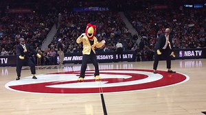 ¿Ganas de bailar? 🤔 Les dejamos a Harry The Hawk y una coreografía increíble. 🕺😎 #TeamDay | Atlanta Hawks | NBA Mexico