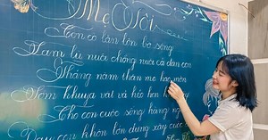 Cô giáo khuyết tật viết chữ "đẹp như in" bằng tay trái