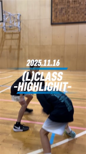 一般社団法人 𝐒𝐈𝐆𝐍𝐀𝐓𝐔𝐑𝐄 𝐆𝐘𝐌 on Instagram: "こんにちは！LEEです！ 本日はLクラスのハイライトになります。 全体的に不必要なドリブルが減り、DEFのアクションに対して適切な対処が出来るシーンが多く見られました☑️ 昨日は切り返しの動きと足の使い方を行った後、ドリブル回数制限を付けた1on1を行い、DEFの反応をよく見る意識で対人を行いました！ ワークアウトで動きをインプットした後は実践練習を繰り返し、相手が反応したらこのムーブ、動かなかったらこのムーブをする等、ある程度引き出しを持っておけば上手に1on1が組み立てられる様になります。 引き続き頑張っていきましょう😌 #SignatureGYM #SignatureGYM2025 #Yokohama #basketball #basketballtraining #basketballacademy #ballislife #skilltraining #バスケットボール #神奈川バスケ #横浜バスケ #バスケットボールスクール #スキルスクール #男バス #女バス #ミニバス #
