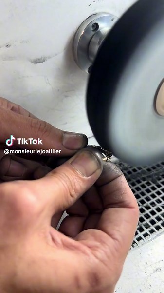 Bague Solitaire Accompagné : Élégance et Artisanat