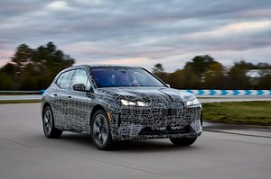 BMW 2026年式小改款iX預告　擁有全新水箱護罩設計　效能提升10% | 癮車報