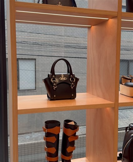 Meisa Kuroki 黒木メイサ | Vivienne Westwood 青山店のオープニングに一足お先にお邪魔してきました😊 Vivienne Westwoodのお洋服に合わせていつもとは雰囲気の違うヘアメイクにしてみた😋... | Instagram