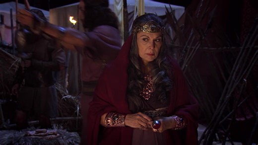 Esta no es solo la historia de un pastor que venció a un gigante. ⚔️ Es la epopeya del hombre más famoso de la Biblia, contada como nunca antes. 🇮🇱 De músico en la corte a fugitivo en el desierto. De héroe nacional a rey poderoso. Pero también de un hombre que, en la cima de su poder, cometió el error que marcaría su vida para siempre: un deseo prohibido, una traición y una consecuencia que sacudiría los cimientos de su reino. 👑💔 ¿Fue un héroe intachable o un pecador redimido? Esta serie no 