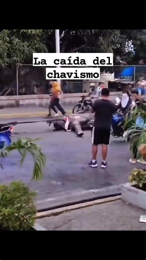 🔴LA CAIDA DEL CHAVISMO EN VENEZUELA #rtvvisionnoticias El chavismo es un término que se refiere al movimiento político y social que surgió en Venezuela en torno a la figura de Hugo Chávez, presidente de Venezuela desde 1999 hasta su muerte en 2013. Socialismo, Nacionalismo, Autoritarismo En esencia, el chavismo se basa en una ideología de izquierda, que busca la justicia social y la igualdad, con un enfoque en la participación ciudadana y la intervención del Estado en la economía. Algunos de su