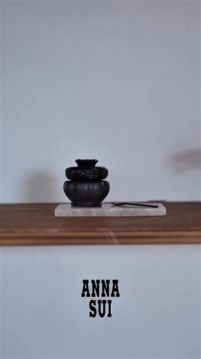 고유 (goyu) | #광고 @annasuicosmetics_kr 메이크업 전에 바르는 베이스 하나로 피부 표현이 이렇게 달라질 수 있다는 걸 느끼게 해준 ANNA SUI 🤍 안나수이 특유의 장미향으로 메이크업 시작과 함께 기분 전환은 덤!🥀 탱글한 젤 푸딩... | Instagram