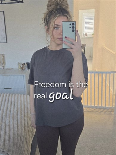 Hey, I’m Josie-Marrie 🌼 I started digital marketing as a complete beginner, with no real clue where it was going to take me. Before this, I spent years working different jobs trying to find *my thing*. Beauty, hairdressing, childcare during the day, waitressing at night… Mostly working seven days a week. Early alarms, late nights, constantly counting down to payday and feeling completely exhausted. I remember thinking to myself, this can’t be it… right? Surely life isn’t meant to feel like this