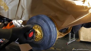 Spray it on the cleaned surface! So einfach geht es mit unserem Universal 2K Lackspray. Das ist robuster, chemikalien- und hitzebeständiger 2K Lack aus der Dose. Aktuell im Deal der Woche auf FOLIATEC.com | FOLIATEC.com