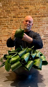 Behold the stunning masterpiece created by the incredibly talented Master Florist - epoch.floral 🌸🍃 Prepare to be captivated by the enchanting blend of nature's finest elements in this breathtaking greenery arrangement adorned with exquisite white hypericum and white protea. 🌼💫 #FloralMagic #MasterFlorist #NatureInspiredArt #BreathtakingBeauty #florist #flowers #nature #naturelovcers #gardening #garden | Master Florist