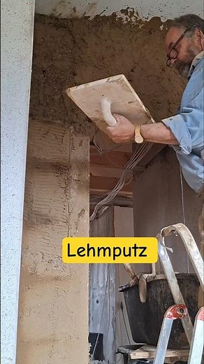 Stroh-Lehm-Steine verputzen mit Stroh-Lehm-Mörtel,