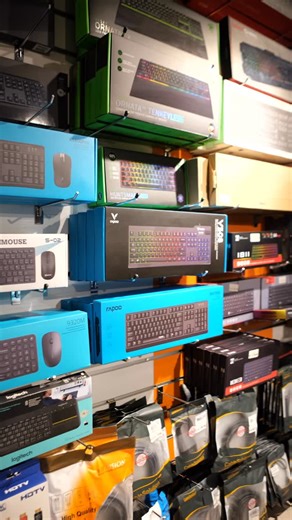 ✨ SEAIC – Clavier & Souris Arabe ✨ Découvrez l’élégance et la praticité avec ce pack complet ! 🔥 Un clavier au design confortable avec caractères Arabe/Anglais parfaitement lisibles pour une frappe rapide et fluide ⌨️✨. La souris offre une précision remarquable et une réactivité idéale pour un contrôle total au travail comme au divertissement 🖱️⚡. Un choix qui allie qualité, confort et durabilité, parfait pour le bureau, la maison ou les études 📚💻. #FullPix #ClavierArabe #SourisArabe #SetupM