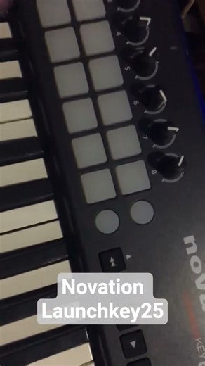 Novation Launchkey25 Midi controller keyboard