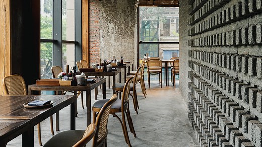 (English below) PIZZA 4P’S HOÀNG THÀNH TOWER: ẨM THỰC NHẬT-Ý GIỮA “NGÔI NHÀ H’MÔNG” THE FUSION OF PIZZA & H’MONG CULTURE Mỗi câu chuyện ẩn chứa trong từng hương vị của chiếc pizza hay không gian kiến trúc ở từng nhà 4P’s đều hướng đến sự tôn vinh nét độc đáo và phong phú của văn hóa địa phương. Pizza 4P’s Hoàng Thành là một trong những địa điểm toát rõ lên cách tiếp cận như vậy: nét giao thoa giữa hương vị và văn hóa! Khi bạn dợm bước vào chi nhánh này, bạn sẽ cảm nhận được ngay bầu không khí ấm