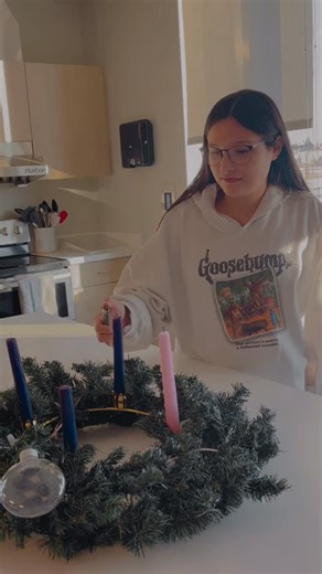 The first Advent candle, often called the “Candle of Hope,” represents the hope and anticipation of the Messiah’s coming. It symbolizes the hope that people had while waiting for Jesus to be born and is also a reminder of the prophecies, such as those in the Old Testament, that foretold his arrival. 🕯️ Hope for the future: The candle signifies the hope that God brings through his promises. 🕯️ The Prophets: It is also known as the “Prophecy Candle” because it recalls the Old Testament prophets 