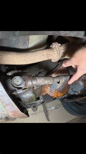 Worn front driveshaft