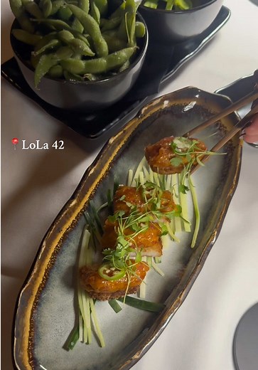 Perfect dinner & drinks spot before a night out @LoLa 42 🍸🍣 Vibes were an absolute 10/10. The service was amazing and our waitress was the best!!! We ordered: - Edamame - Tuna Crispy Rice - Poke Nachos - Anata Roll - Rainbow Roll - Korean Beef Bulgogi #boston #lola42 #lola42boston