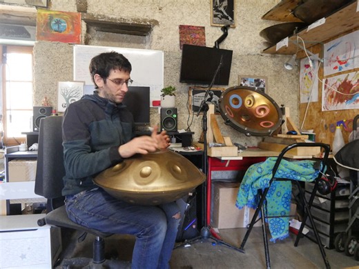 Cet artisan de la Manche est l'un des seuls à fabriquer le Handpan, un instrument au son étonnant