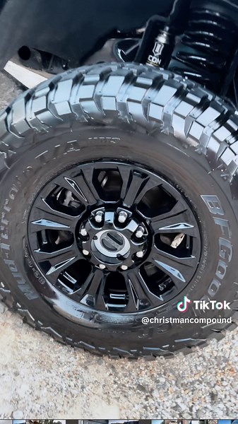 Finally got ole BlackBetty waxed 🔥 #f250 #superduty #alumiduty #tremor #ford #icon #suspenion #airlift #airbags #6sevenpowerstroke #turbodiesel @Morimoto Lighting #xbled ##toyo #tires #37x1250xr18 #muddterrain #km3 #black #truck