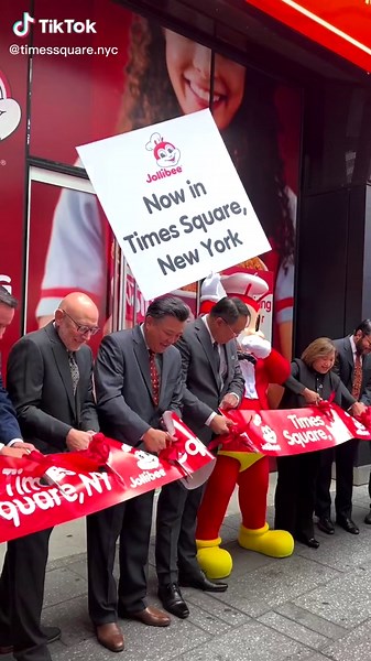 Jollibee is officially open in Times Square! Grab a bucket 🍗 and have a Jolly Morning America 🌟 @jollibeeusa is located on Broadway Plaza between 43rd/44th Street and open from 9am - 12 Midnight everyday 👩🏻‍🍳 Welcome to the neighborhood @jollibee! ♥️ #Jollibee #Jollibeeusa #ChickenJoy #FriedChicken #TimesSquare #JollibeeTimesSquare