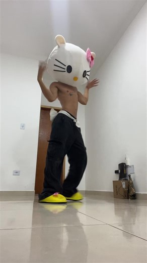 Hello Kitty: Dançando e Memes Imperdíveis