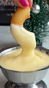 🍋 {zapisz przepis} LEMON (Citrus) CURD, który nam się w tym sezonie przyda! 195 g soku z cytryny/limonki lub mix z pomarańczą 3 jajka L 140 g cukru 140 g masła 3 g żelatyny 13 g wody (wersja do nadzień/torcików) Żelatynę (jeśli używasz) zalej zimną wodą, wymieszaj i odstaw do napęcznienia. W rondelku połącz sok z cytryny z cukrem i jajkami. Bardzo dokładnie wymieszaj rózgą, aby płyn był jednolity, bez widocznego jajka. Podgrzewaj na małej mocy palnika NON STOP mieszając rózgą, aż krem wyraźnie 