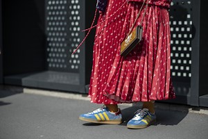 Tutti i segreti per abbinare le sneakers con i vestiti durante i mesi freddi