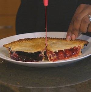 This pan lets you bake two pies in one. See more: http://insder.co/2rEWyRF | Insider Kitchen