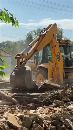 How a JCB excavator demolishes a house in 1 minute | Timelapse
