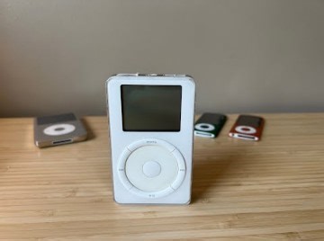 乔布斯 推出的 第一代 iPod。在当时引起了轰动，它不但漂亮，而且拥有独特和人性化的操作方式以及巨大的容量，iPod 为 MP3 播放器带来了全新的思路