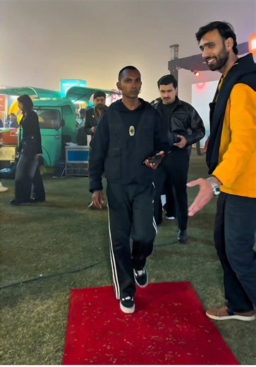 Model energy was unreal In red carpet & Break his outfit. . . . . . . . . . . . . . . . . . Red carpet boy in pakistan #redcarpetboypakistan #redcarpet #viral