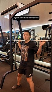 🏷️Cupom: NAGATA 👉🏼 @boldsnacks Agachamento Sumô Smith passo a passo ✅ Como fazer agachamento sumô smith corretamente ✅: ✅ joelhos na direção dos pés ✅ desça até onde mantém a lombar neutra ✅ aperte o bumbum pra subir Não cometa esses erros ❌ ❌ iniciar a descida com o quadril pra trás ❌ joelhos entrarem ❌ peso na ponta dos pés | Nagata Personal Trainer - NGT