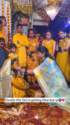 Bhannat Teja ✨ on Instagram: "हळद लागली @01_rag 🧿💛 #bhannatteja #haldi #haldiceremony #bestfriend #wedding"