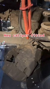 27K views · 544 reactions | New brake caliper fitted to the Landrover defender! #landroverdefender #dirtyhandscleanmoney #mechanic #landroverlife #farmlife #engineering #farming | Fitter mat | Facebook