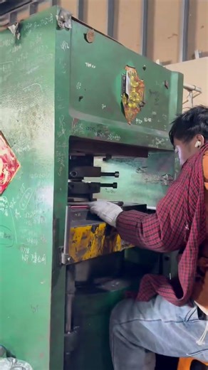 how we stamping challenge coin and lapel pins ?how to make lapel pins in challenge coin factory.