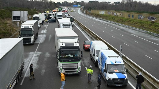 France : un accident dû au verglas fait deux morts et provoque un énorme carambolage avec plus de 100 voitures