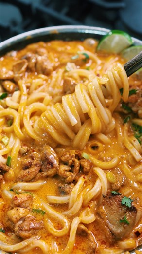 Tiffy Cooks 🥟 Easy Recipes on Instagram: "CHICKEN COCONUT CURRY UDON 🍜 ready in 20 minutes, seriously my new go to easy meal ~ Comment CURRY and I will dm you the full recipe, I promise you will love it 🤤 #curry #homecooking #easyrecipes #dinnerideas #easyrecipe #chicken #chickenrecipes #noodles #noodle"