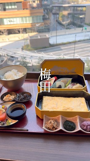 梅田グルメなら👇 @shouta_kansai_gourmet ー・・ー・・ー・・ー・・ー 極上だし巻き玉子定食‼️ 今回は梅田にある『知る人ぞ知る、和心だし巻き家 こんびさん』をご紹介✨ @wagokoro.dashimakiya.combi 平日20食限定 土日祝100食限定 ・黄色いこんび弁当 並んででも食べたい‼️ 鰹出汁が香る、絶品だし巻き玉子。 ひと口で広がる旨味、 口の中でふわっと溶けていく至福の味。 保存してぜひ行ってみてね〜 🍽️ 施設情報 ◇ 和心だし巻き家 こんび 🗾住所 ◇ 大阪府大阪市北区梅田3-2-123 イノゲート大阪 4F バルチカ03 🏃‍♂️アクセス ◇ 大阪駅西口から徒歩5分 ⏰営業時間 ◇ 火・祝日 11:30 - 15:00 17:00 - 22:30 😪定休日 ◇月曜日 ー・・ー・・ー・・ー・・ー このアカウントでは、 『梅田で大切な時間を過ごして欲しい』という思いで 実際に行った梅田で安くて美味しいグルメの情報を発信していきます‼️ 気になった投稿があれば、いいね・保存・フォローお待ちしております✨ あなたにとって幸せな時間が過ご