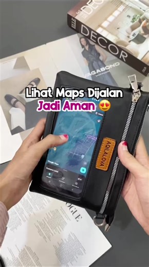 Tas selempang Hp touch screen yang bikin praktis pas jalan-jalan. Gak usah ngeluarin HP dari tas pas mau buka maps di pinggir jalan, jadi tetep bisa aman 😍 Order sekarang dikeranjang ‼️ #dompetaqilalova #tashp #tasselmpangwanita #tashpwanita #tashptouchscreen